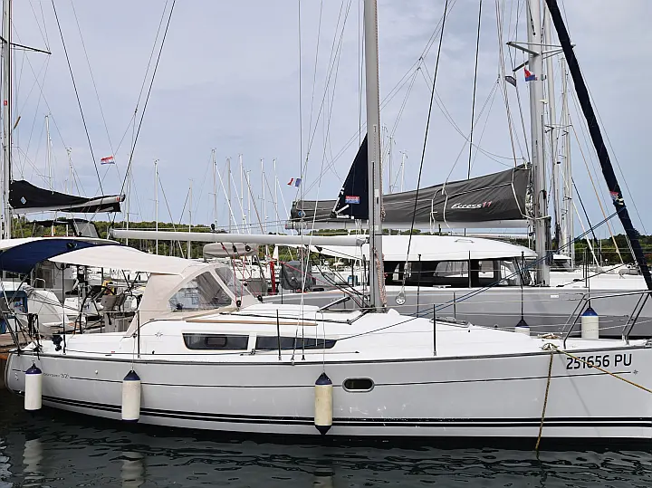 Sun Odyssey 32i - Carmen  - External image
