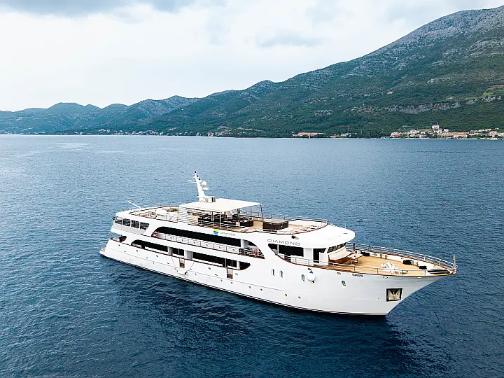 Luxury Motor Yacht - Diamond  - External image