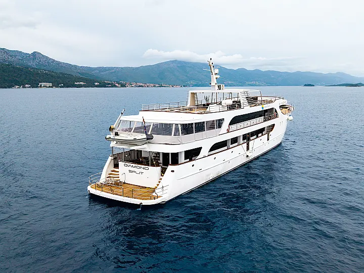 Luxury Motor Yacht - Diamond  - External image