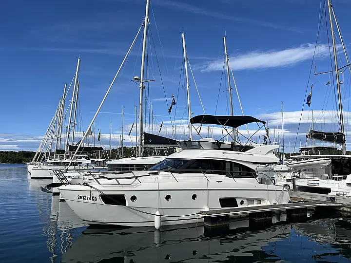 Bavaria Virtess 420 Fly - CAPTAIN BLUE  - External image